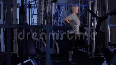 老年妇女做站立屈腿动作，关节体操。 复制空间.侧视图